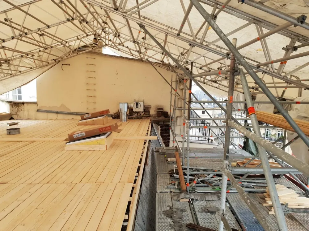 Un couvreur spécialiste en travaux de toiturewebp